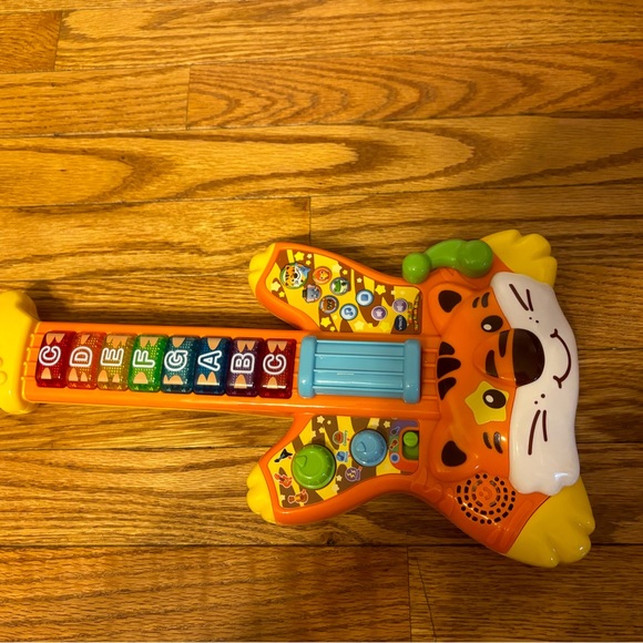 V-Tech Guitar - Picture 2 of 8